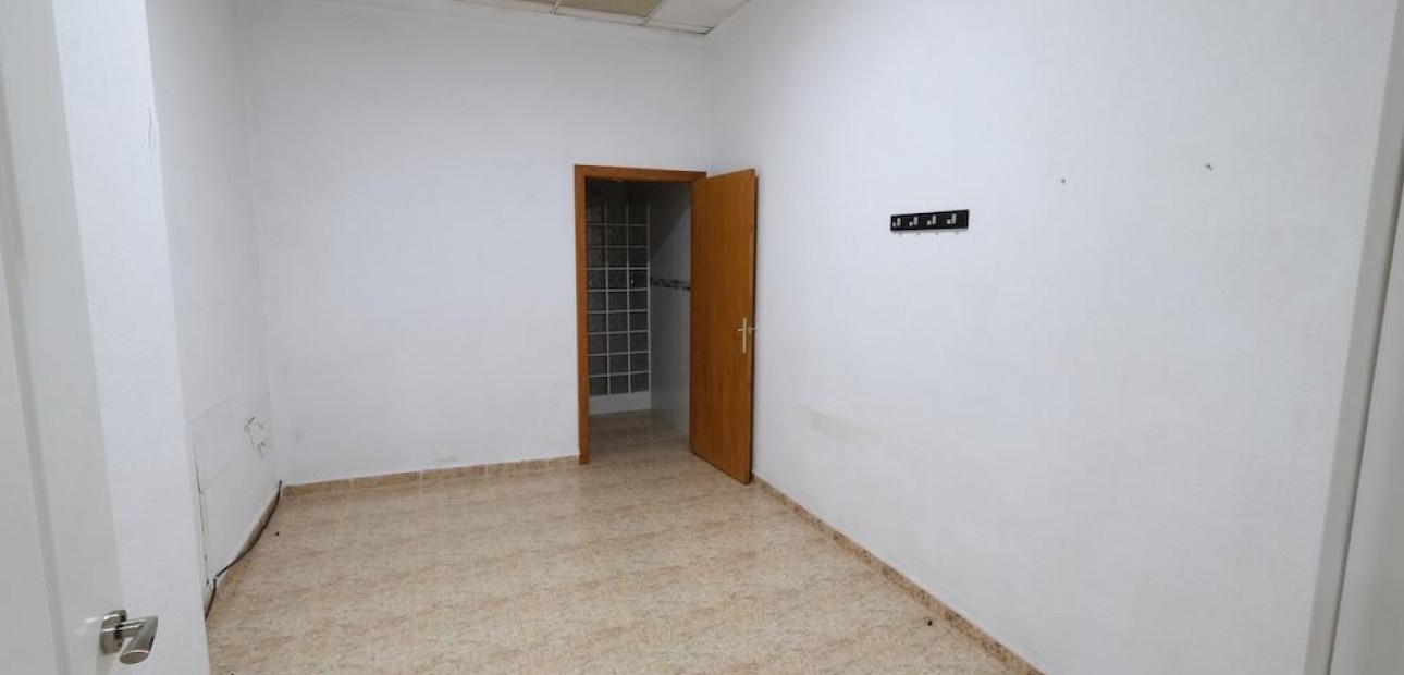 Venta - Commercial Unit -
Torrevieja - Centro