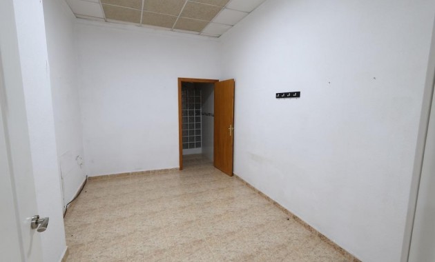 Venta - Commercial Unit -
Torrevieja - Centro
