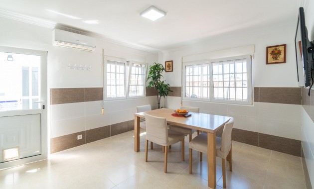 Herverkoop - Villa -
Torrevieja - Torreta florida