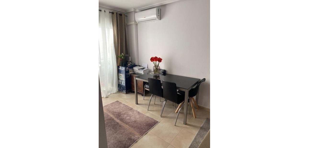 Sale - Apartment / flat -
Torrevieja - Centro