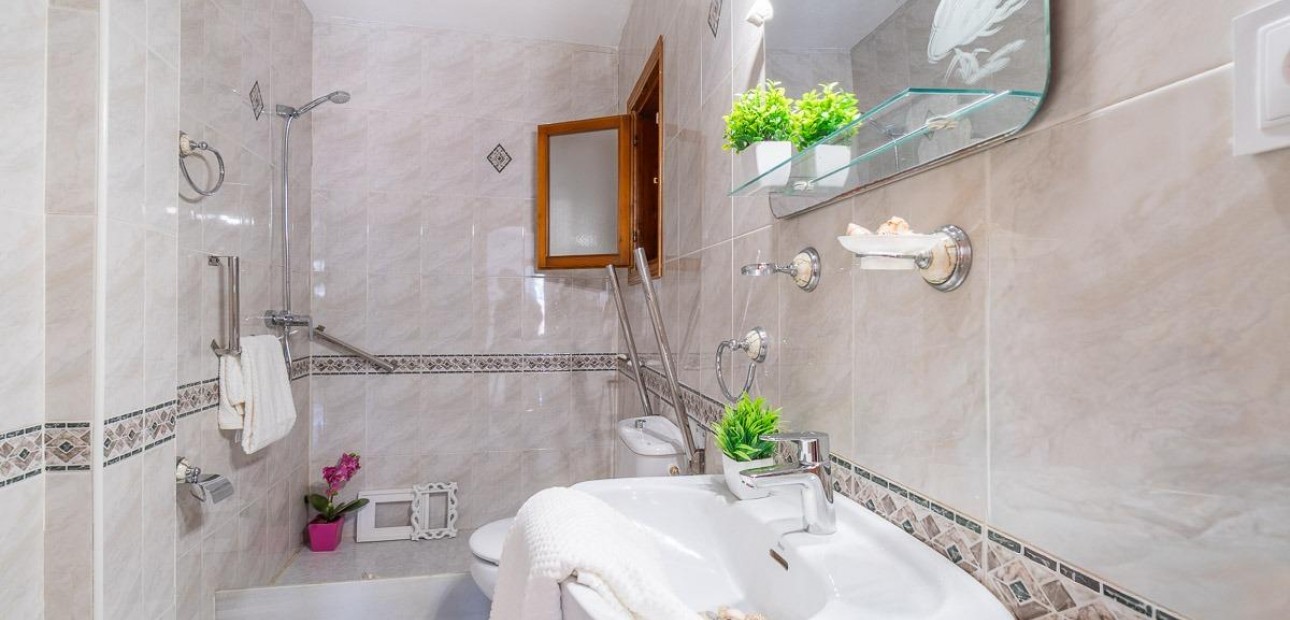 Herverkoop - Bungalow -
Torrevieja - La Siesta - El Salado - Torreta