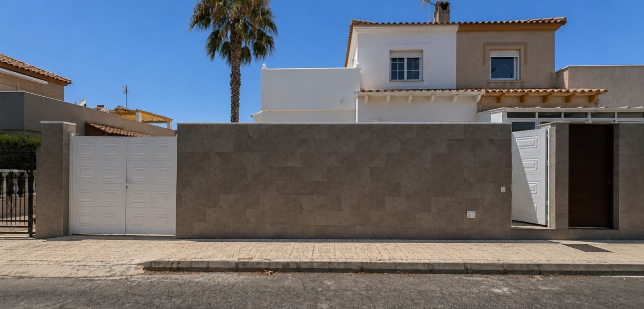 Herverkoop - Herenhuis -
Orihuela Costa - Los Altos