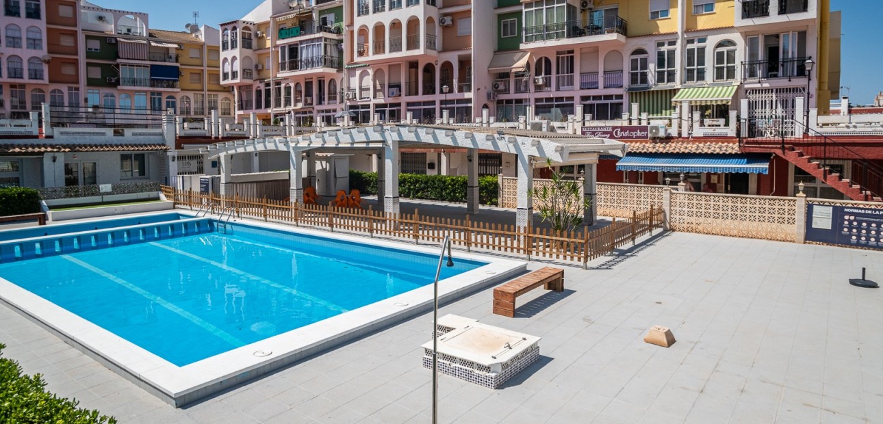Herverkoop - Commercial property -
Torrevieja - La Veleta