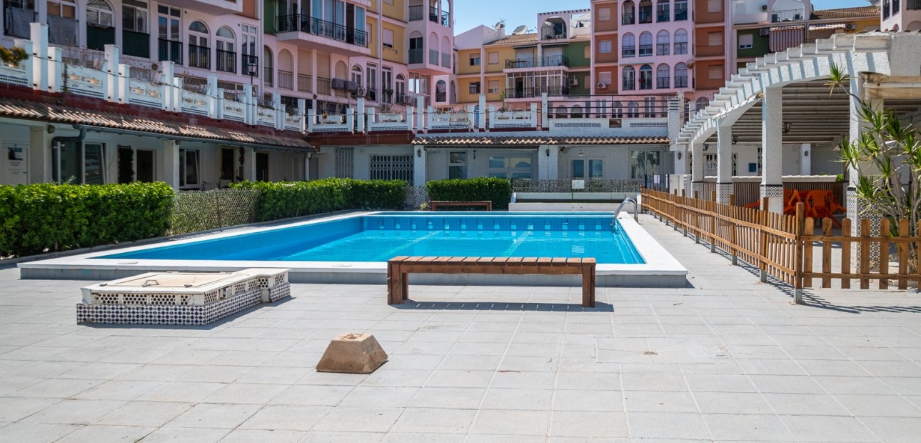 Herverkoop - Commercial property -
Torrevieja - La Veleta