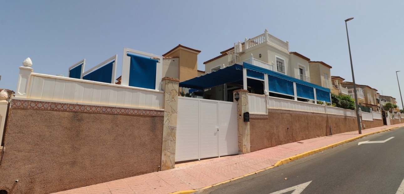 Sale - Detached Villa -
Algorfa - Montebello