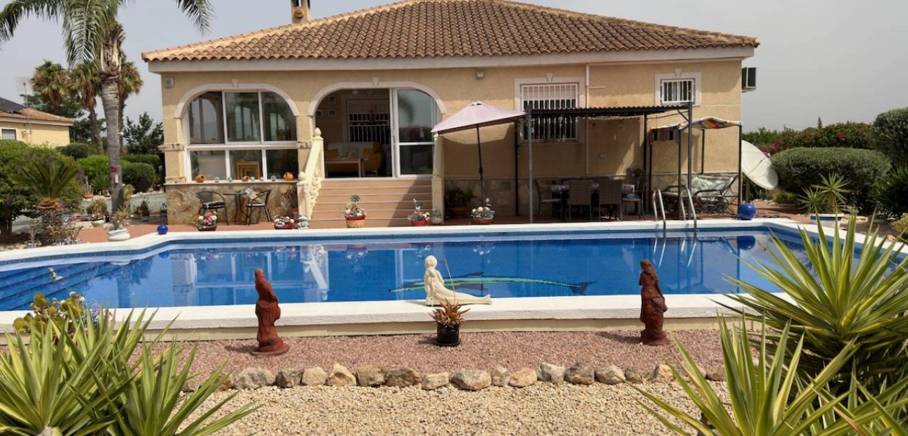 Venta - Villa -
Catral