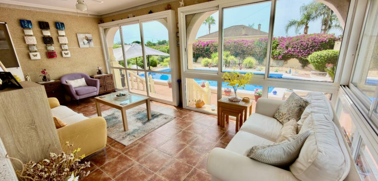 Venta - Villa -
Catral