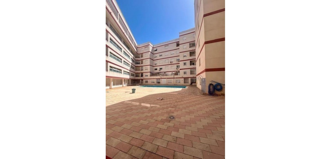Sale - Apartment / flat -
Torrevieja - Centro