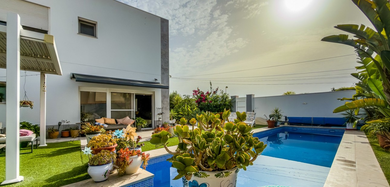 Sale - Villa -
Torrevieja - Torreta - Florida