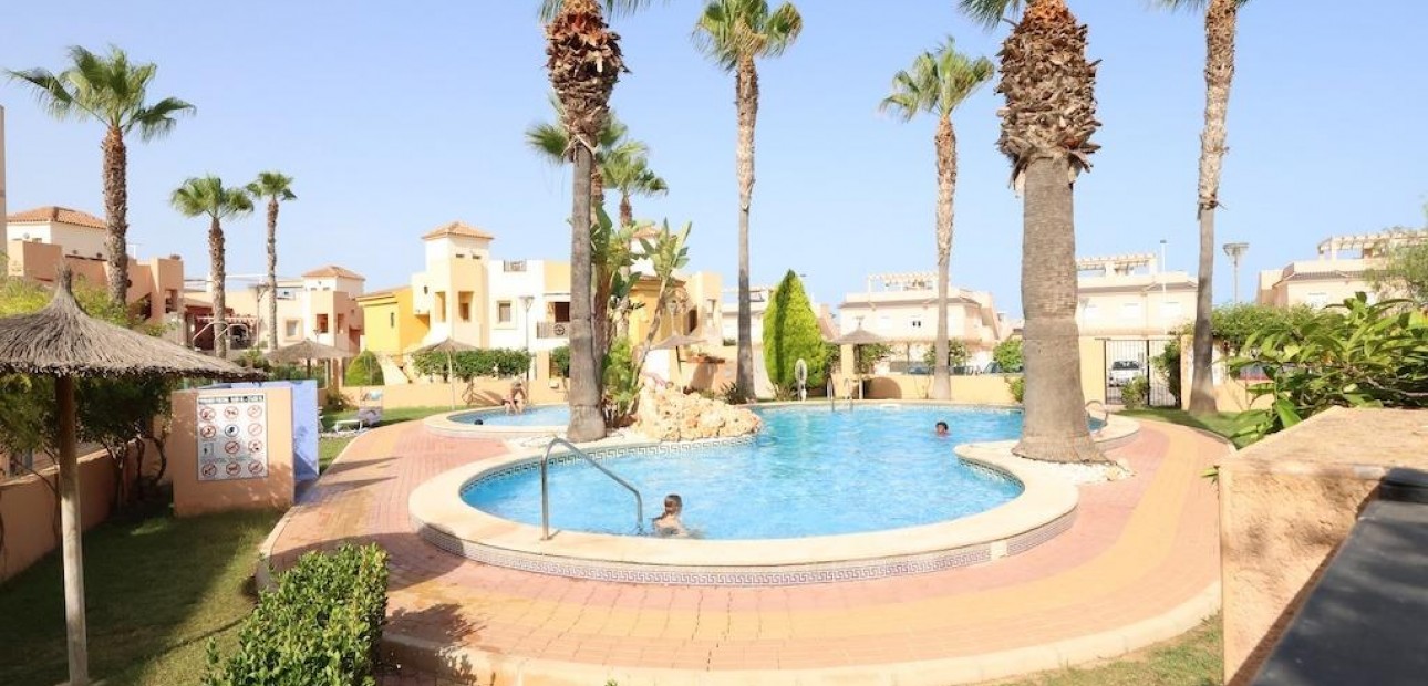 Sale - Bungalow -
Torrevieja - Los altos