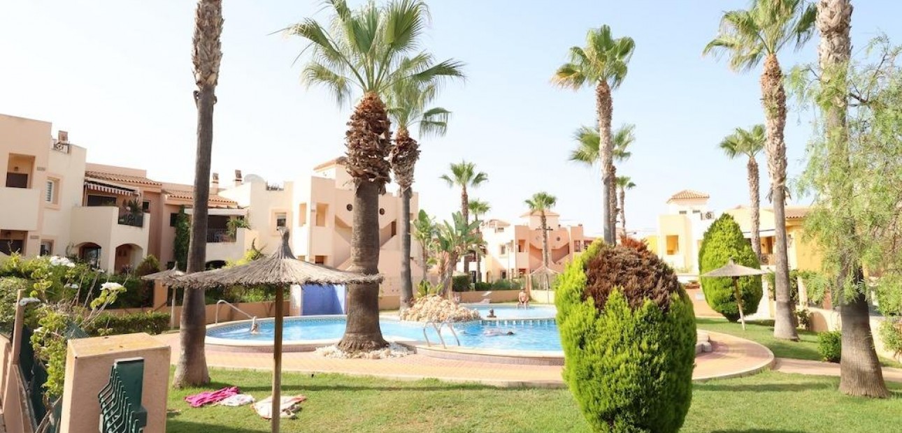 Sale - Bungalow -
Torrevieja - Los altos