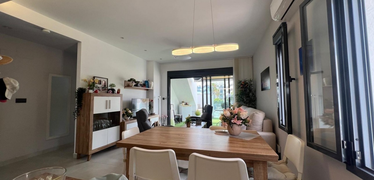 Venta - Apartamento / piso -
Guardamar del Segura - Urbanizaciones