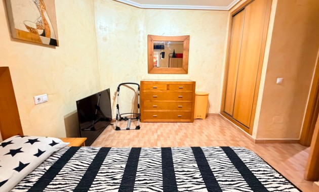 Venta - Apartamento / piso -
Los Montesinos