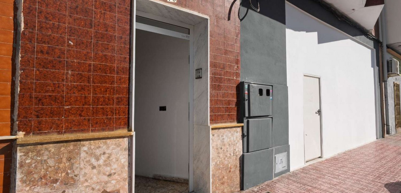 Herverkoop - Building -
Torrevieja - Centro