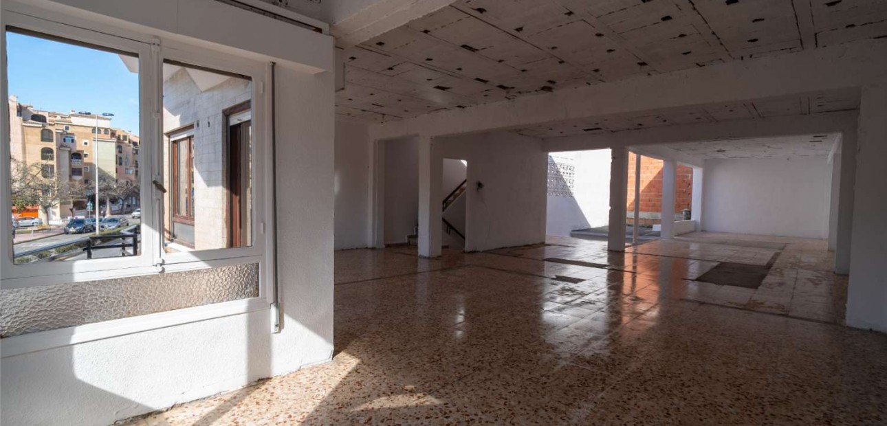 Herverkoop - Building -
Torrevieja - Centro