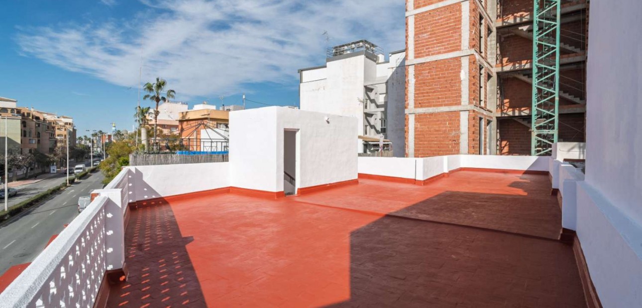 Herverkoop - Building -
Torrevieja - Centro