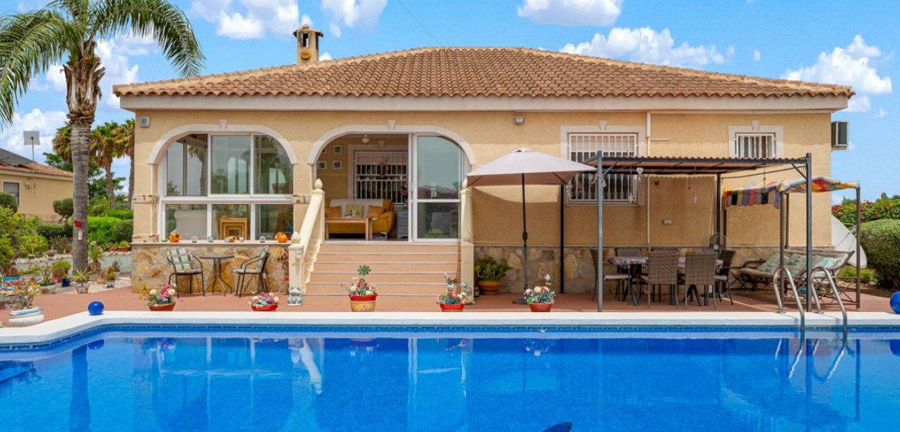 Venta - Villa -
Catral