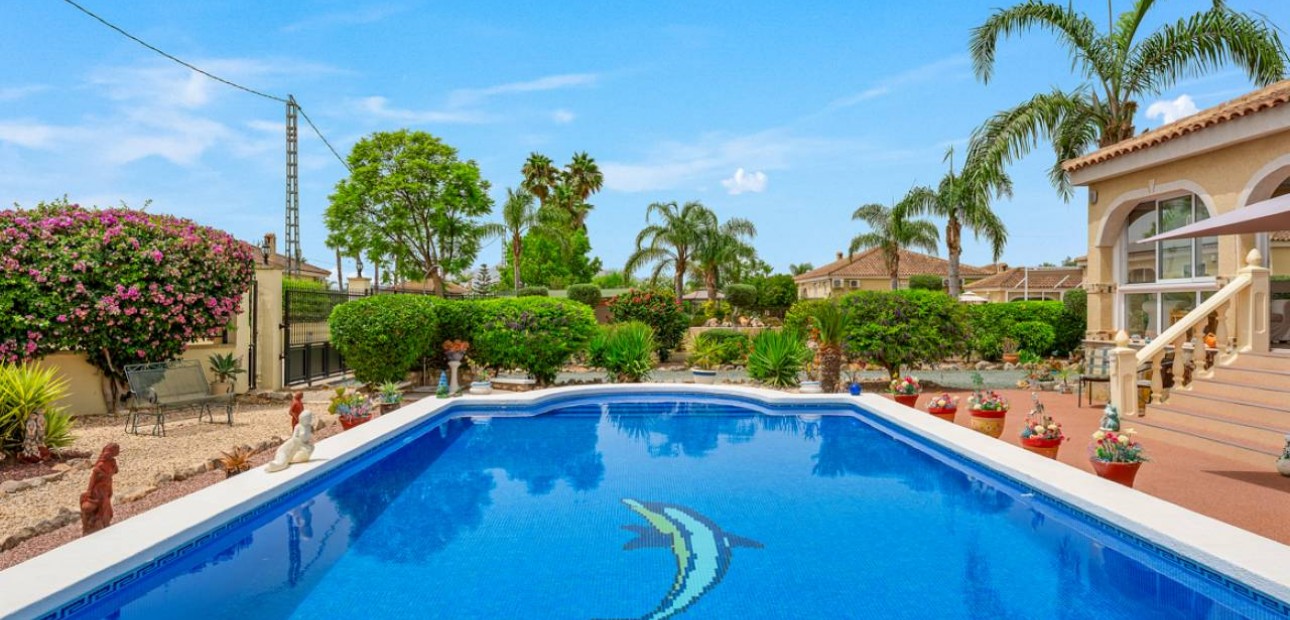 Venta - Villa -
Catral