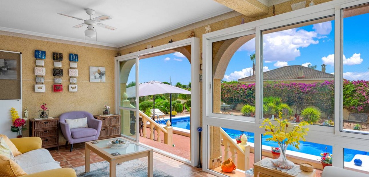 Venta - Villa -
Catral