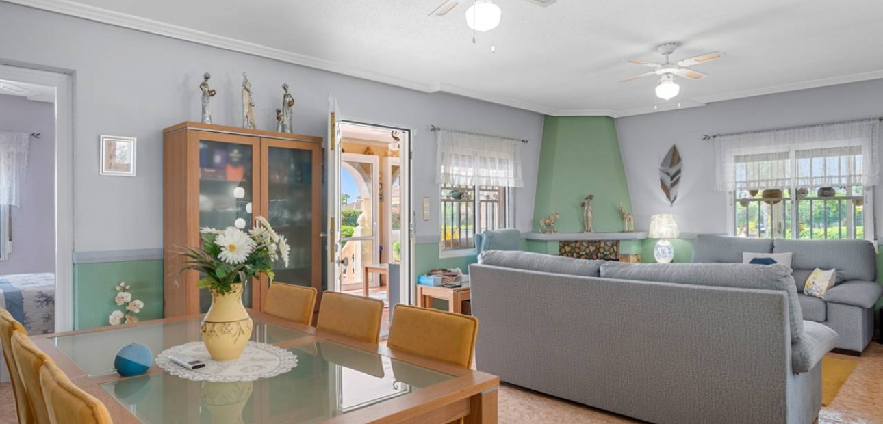 Venta - Villa -
Catral