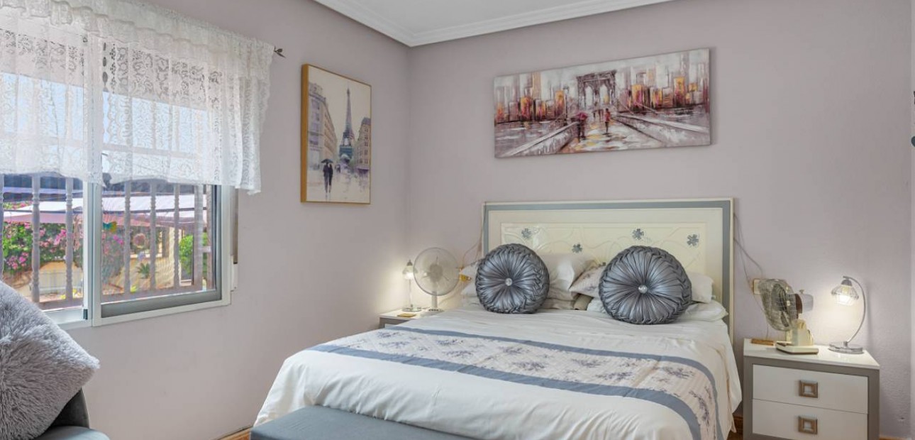 Venta - Villa -
Catral
