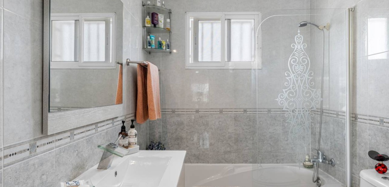 Venta - Villa -
Catral