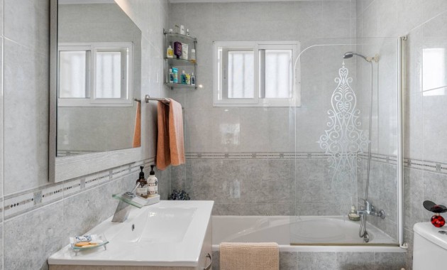 Venta - Villa -
Catral