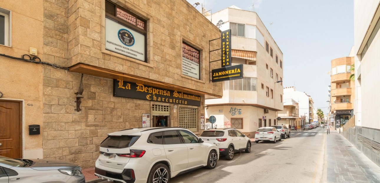 Herverkoop - Commercial Unit -
Torrevieja - Paseo maritimo
