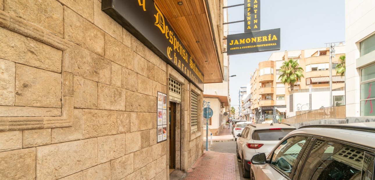 Herverkoop - Commercial Unit -
Torrevieja - Paseo maritimo