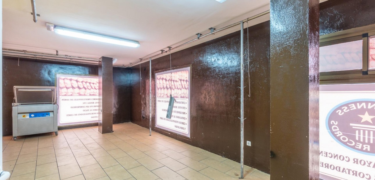 Herverkoop - Commercial Unit -
Torrevieja - Paseo maritimo