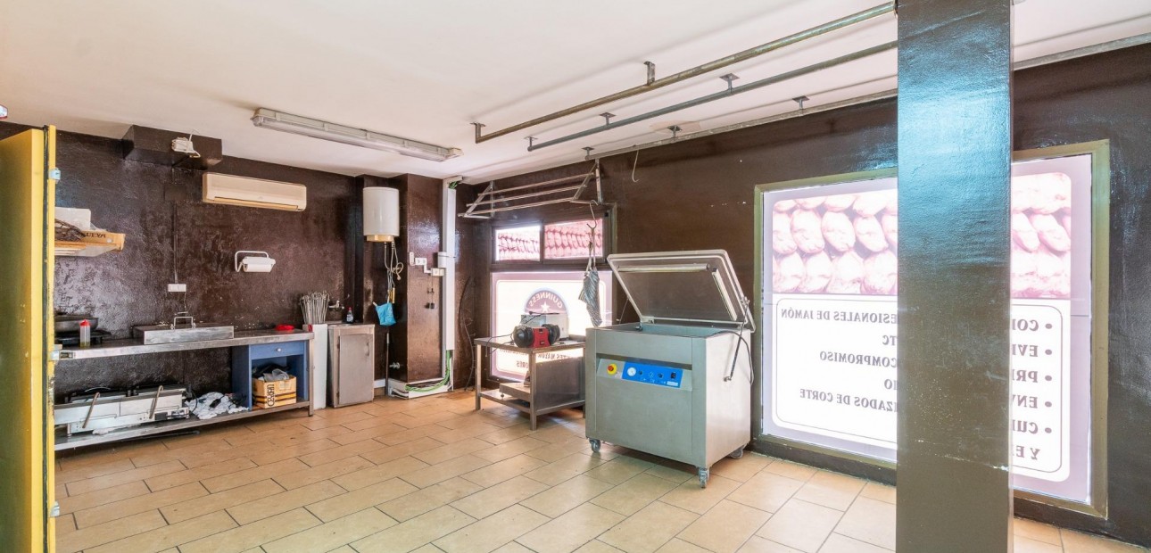 Herverkoop - Commercial Unit -
Torrevieja - Paseo maritimo