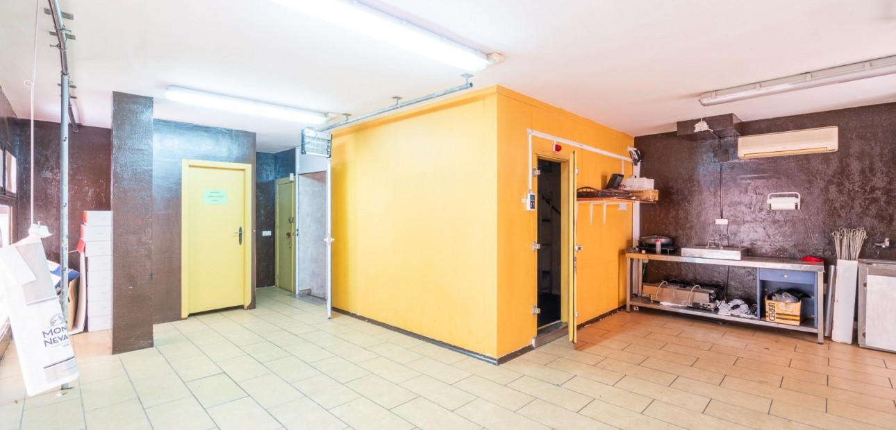 Herverkoop - Commercial Unit -
Torrevieja - Paseo maritimo