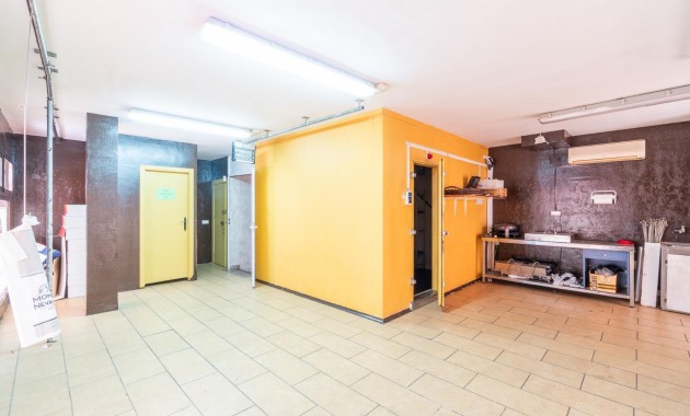 Herverkoop - Commercial Unit -
Torrevieja - Paseo maritimo