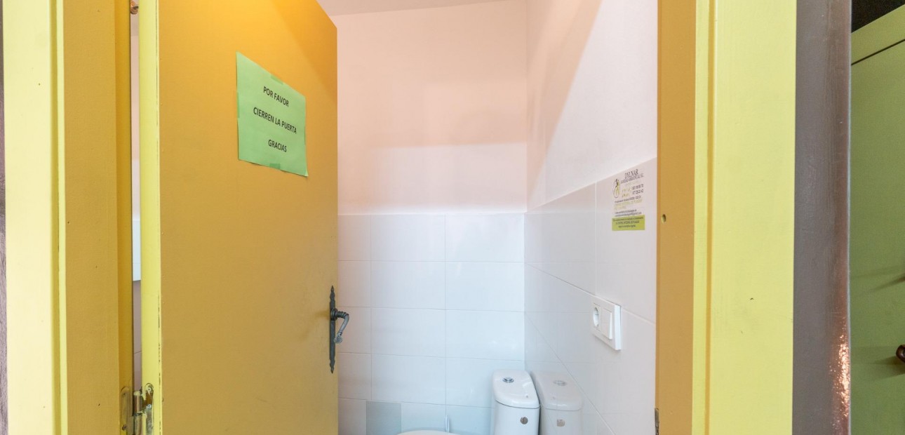 Herverkoop - Commercial Unit -
Torrevieja - Paseo maritimo