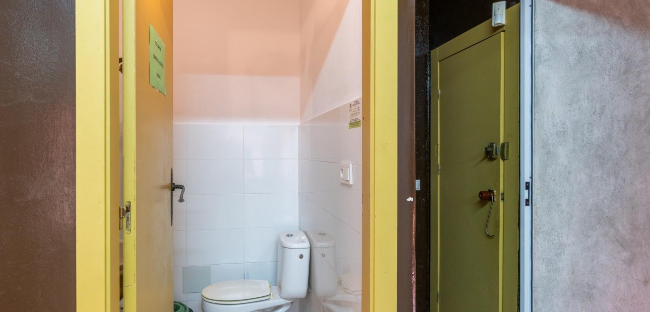 Herverkoop - Commercial Unit -
Torrevieja - Paseo maritimo