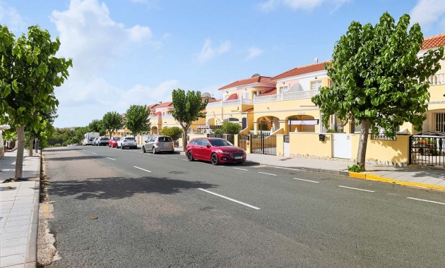 Herverkoop - Herenhuis -
Pinar de Campoverde - Pinar de Campoverde - Village