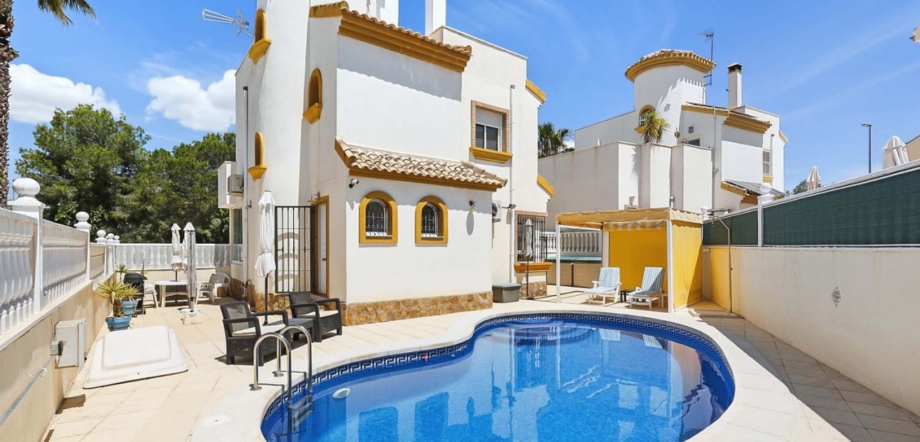 Herverkoop - Detached Villa -
Pinar de Campoverde - Pinar de Campoverde - Village