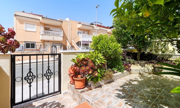 Herverkoop - Herenhuis -
Pinar de Campoverde - Pinar de Campoverde - Village