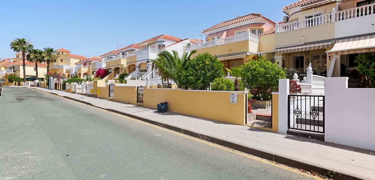 Herverkoop - Herenhuis -
Pinar de Campoverde - Pinar de Campoverde - Village