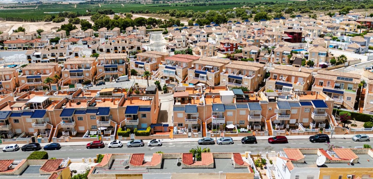 Herverkoop - Herenhuis -
Pinar de Campoverde - Pinar de Campoverde - Village