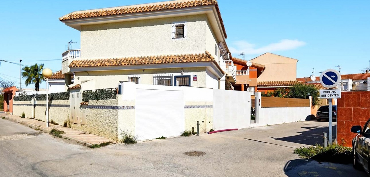 Herverkoop - Herenhuis -
Los Alcázares - Los Narejos