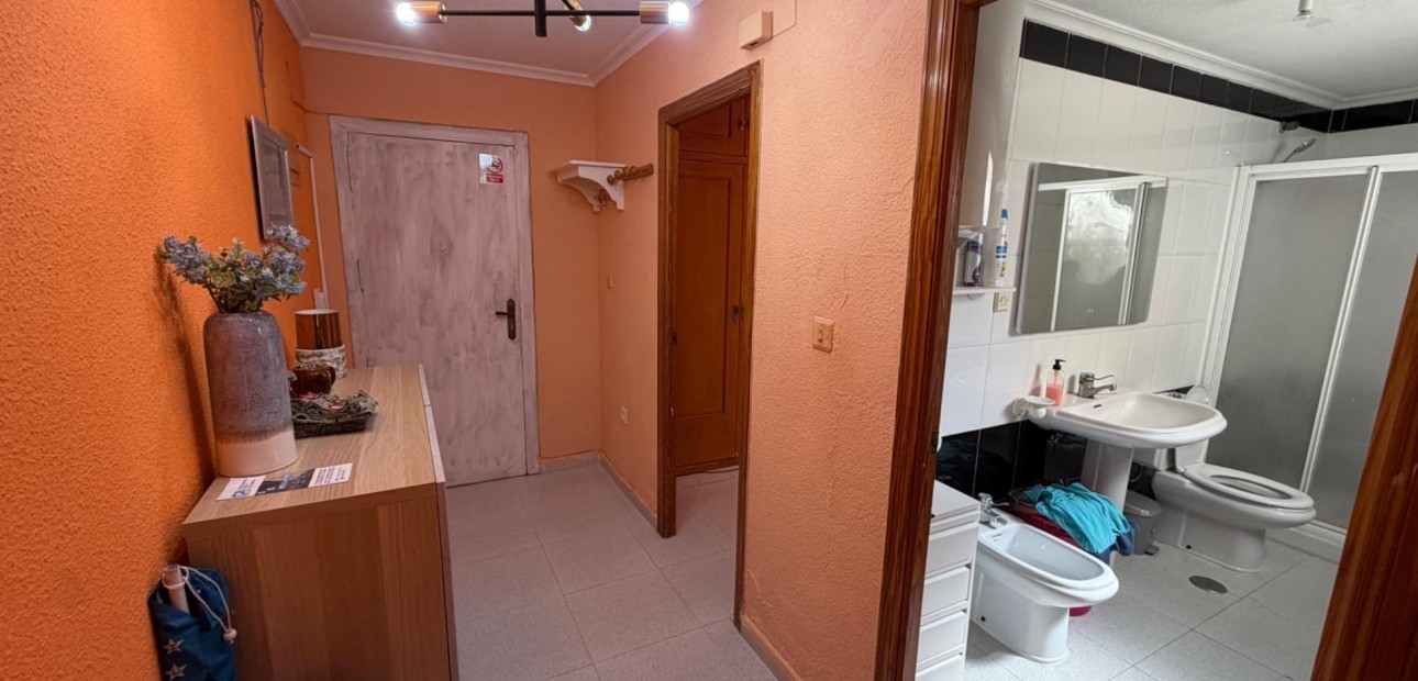 Sale - Apartment / flat -
Torrevieja - Paseo maritimo