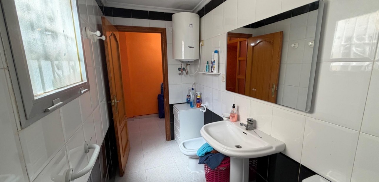 Sale - Apartment / flat -
Torrevieja - Paseo maritimo