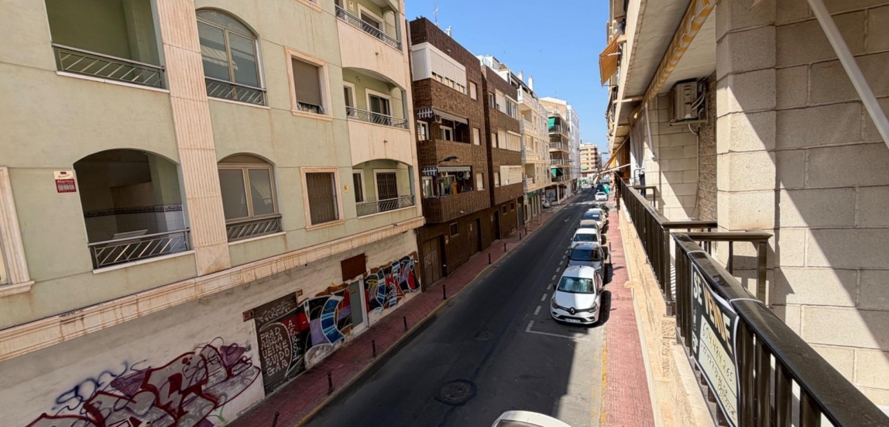 Sale - Apartment / flat -
Torrevieja - Paseo maritimo
