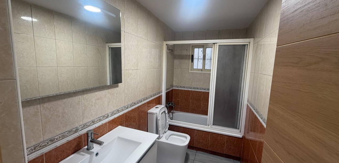 Sale - Apartment / flat -
Torrevieja - Estacion de autobuses