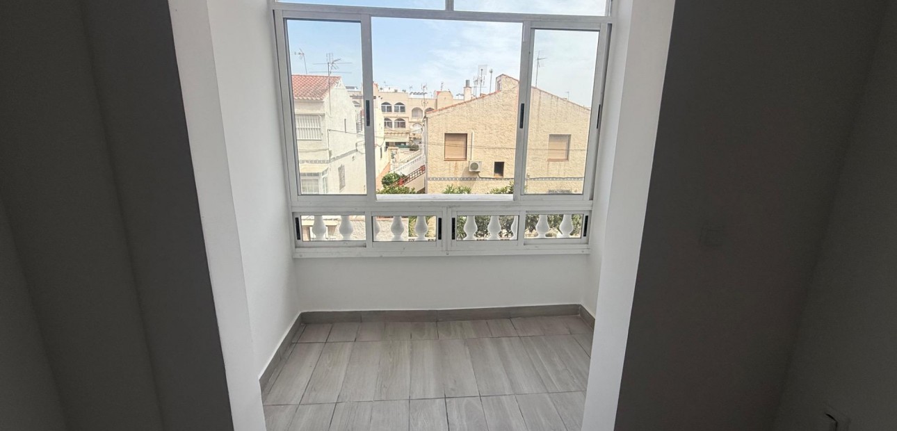 Sale - Apartment / flat -
Torrevieja - Estacion de autobuses