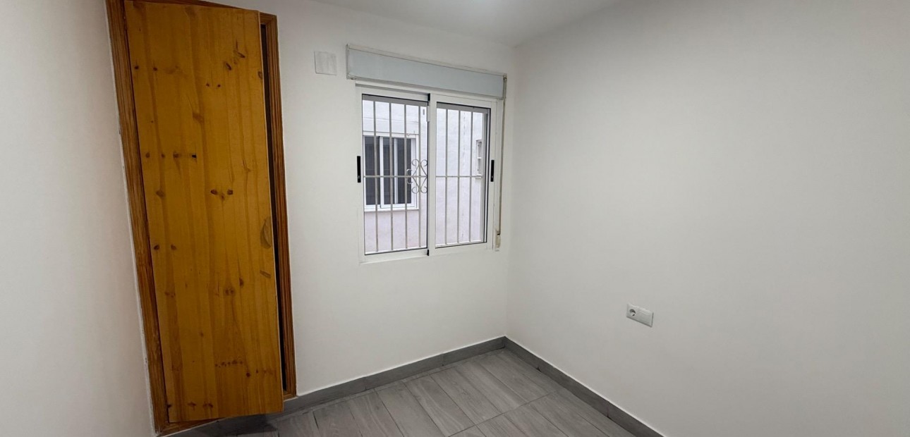 Sale - Apartment / flat -
Torrevieja - Estacion de autobuses