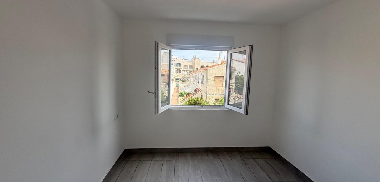 Sale - Apartment / flat -
Torrevieja - Estacion de autobuses