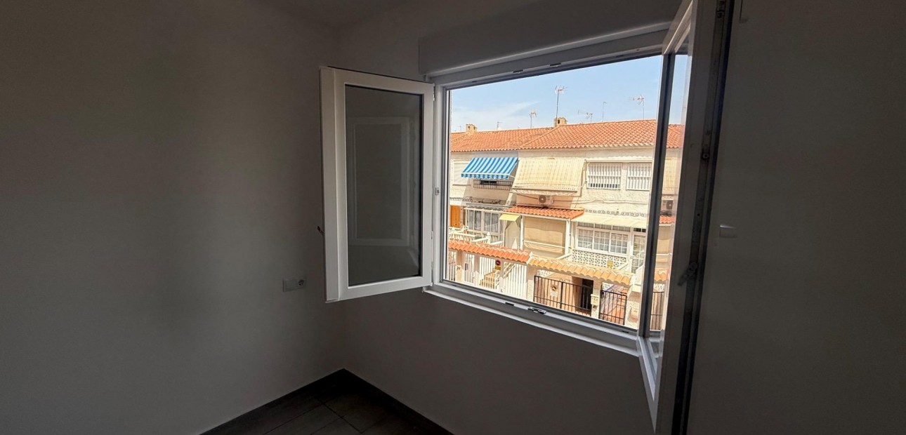 Sale - Apartment / flat -
Torrevieja - Estacion de autobuses