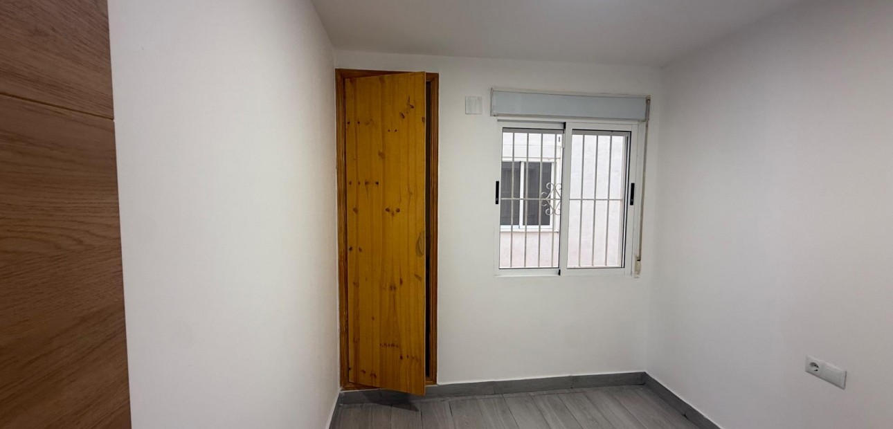 Sale - Apartment / flat -
Torrevieja - Estacion de autobuses